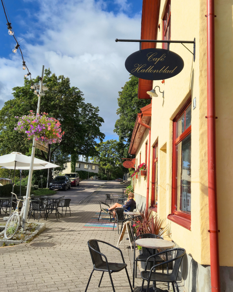 Café Hallonblad in Parainen, Finland, with its outdoor terrace.